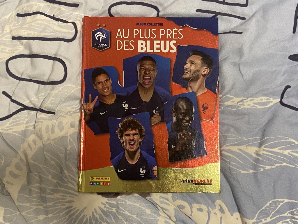 Compleet Panini Au Plus Pres Des Bleus Album € 0,00, Verzamelen, Ophalen of Verzenden, Zo goed als nieuw, Buitenlandse clubs, Poster, Plaatje of Sticker