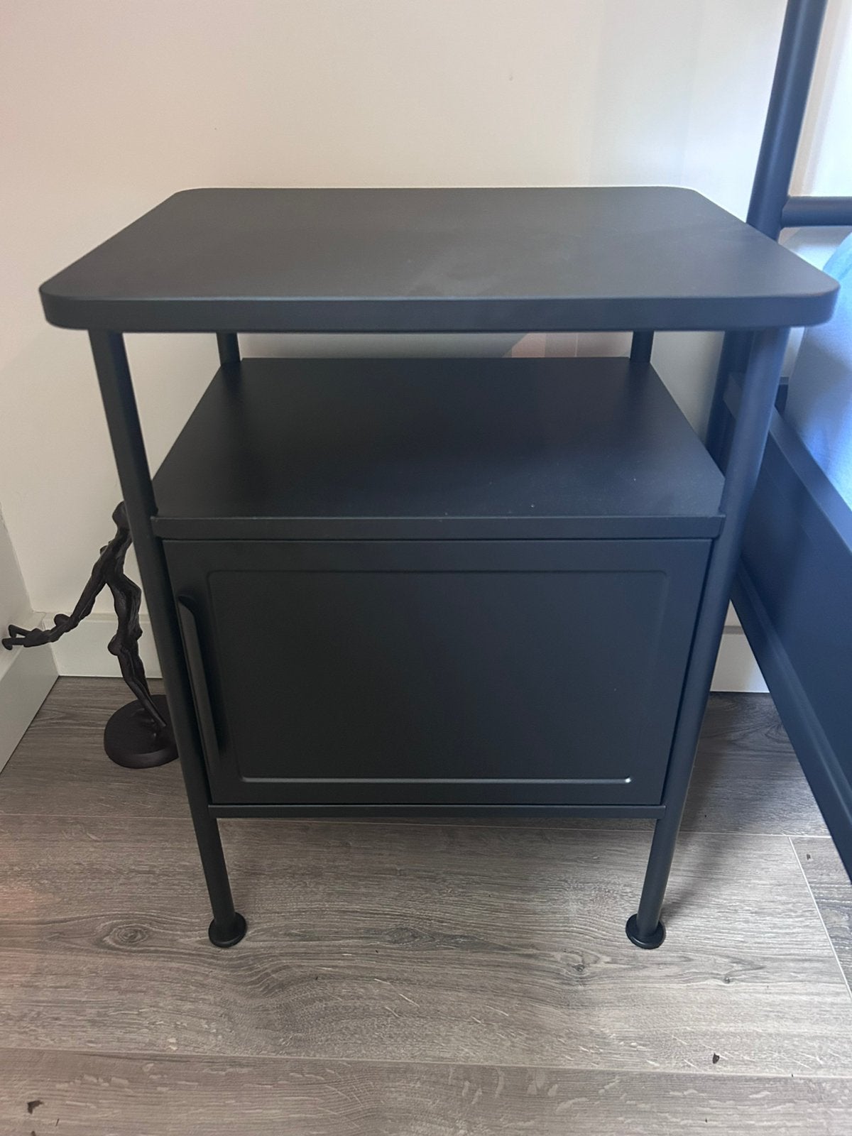 Zwart nachtkastje met opbergruimte, Ophalen, Gebruikt, Minder dan 45 cm, Metaal of Aluminium