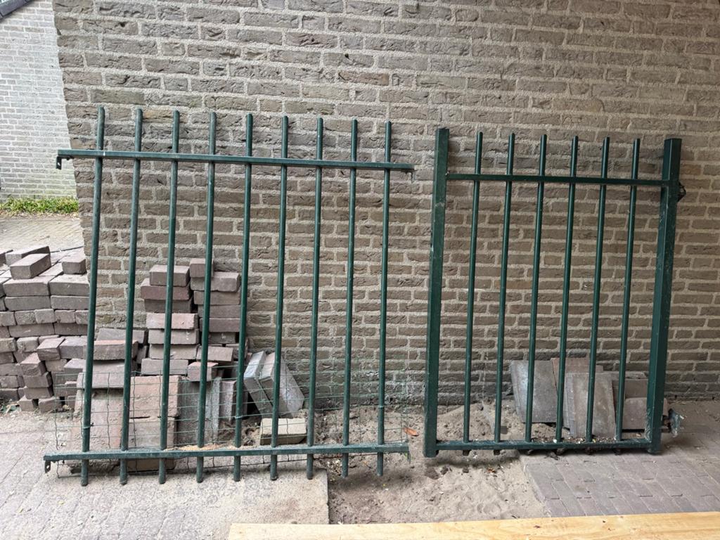 Zwaar metalen hek en poort, groen - 144x145cm en 110x145cm, Ophalen, Met poort, Gebruikt, Spijlenhekwerk