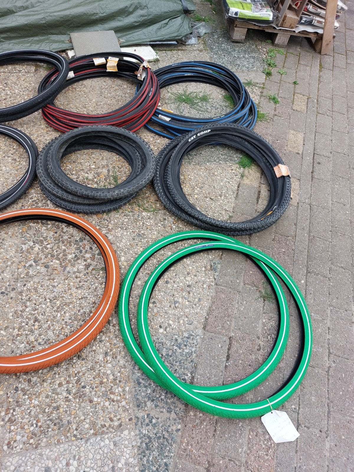 Partij nieuwe fietsbanden in diverse kleuren en maten, Ophalen, Band, Nieuw, Kinderfiets