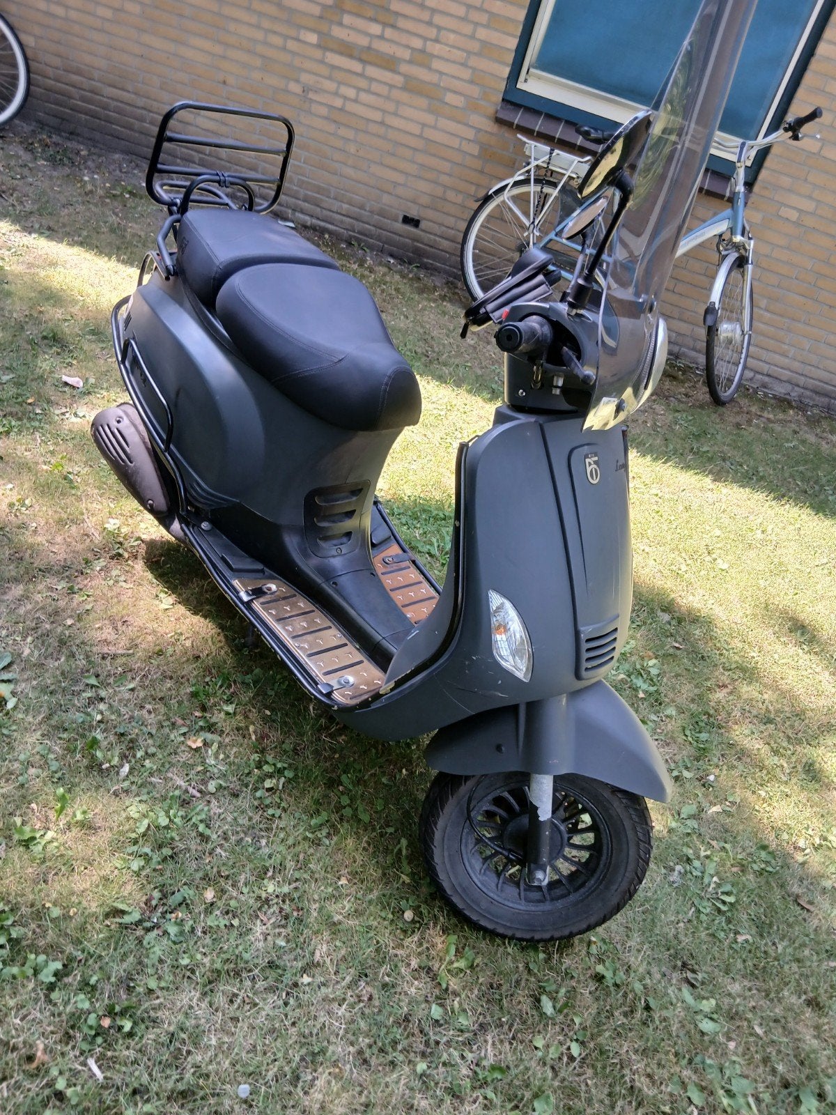 Grijze scooter met windscherm en bagagerek, Ophalen, Gebruikt, Benzine, Overige merken