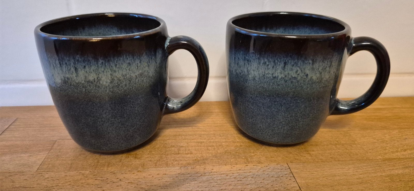 2x Villeroy & Boch 'Like' mokken - Blauw/Zwart, Keramiek, Villeroy & Boch, Zo goed als nieuw, Modern