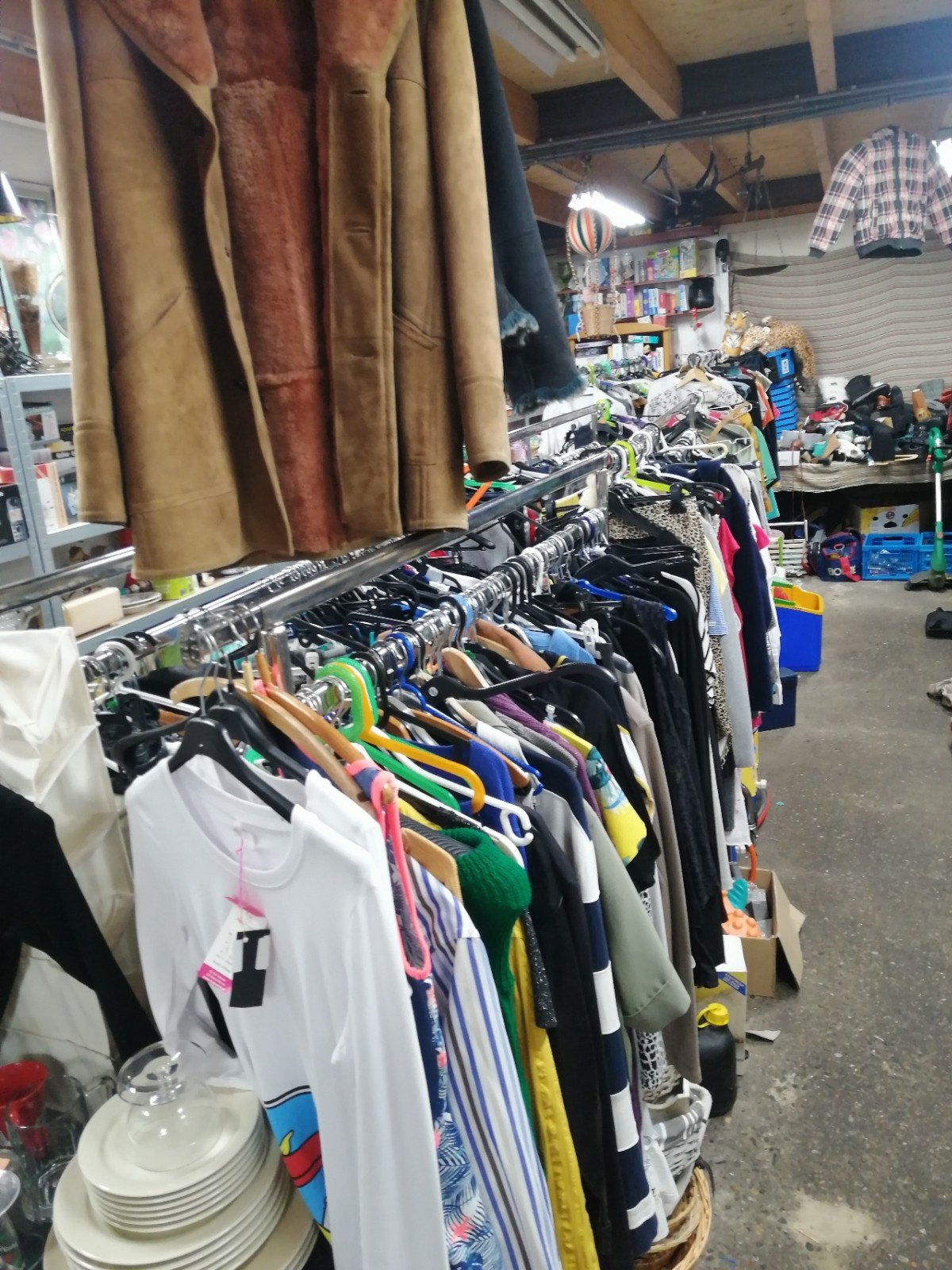 grote parti 2250  stuks plus minus Tweedehands kleding, Diversen, Rommelmarktspullen, Ophalen