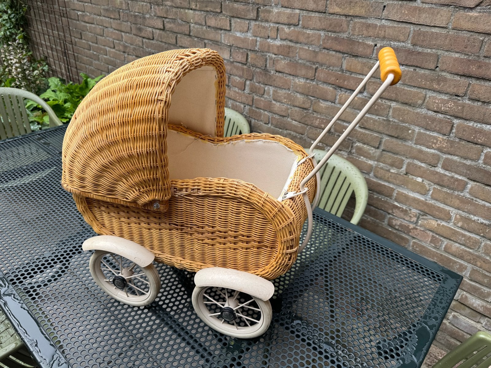 Vintage rieten poppenwagen - Handgemaakt, Kinderen en Baby's, Speelgoed | Poppen, Ophalen, Gebruikt, Overige typen