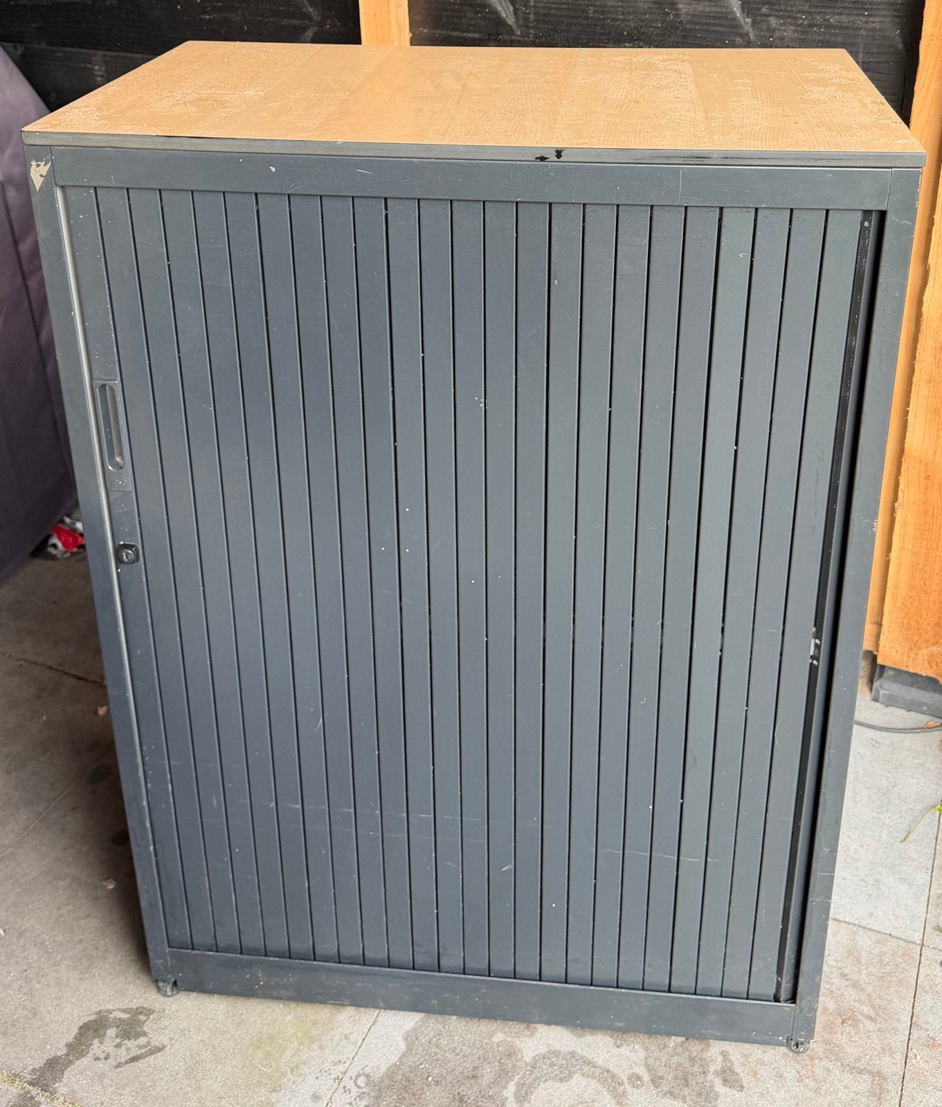 Metalen roldeurkast met houten blad, Ophalen, Gebruikt, 100 tot 150 cm, 50 tot 100 cm