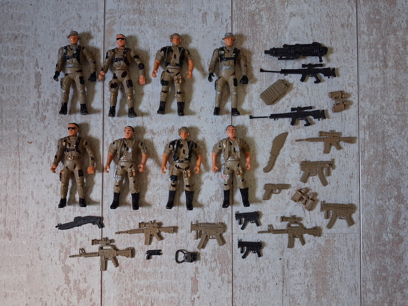 8 Soldaten met wapens, Ophalen of Verzenden
