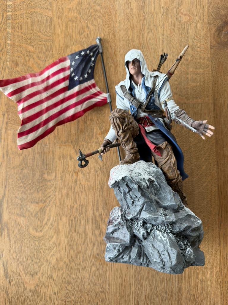 Assassin's Creed III Connor Kenway Standbeeld met Vlag, Verzamelen, Beelden en Beeldjes, Ophalen of Verzenden, Zo goed als nieuw