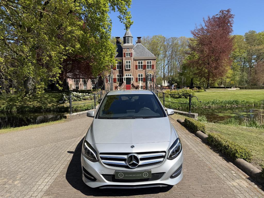 Mercedes-Benz B-klasse 180 AMG Line | 49.000KM ! | Trekhaak, 1325 kg, Gebruikt, 4 cilinders, Leder en Stof
