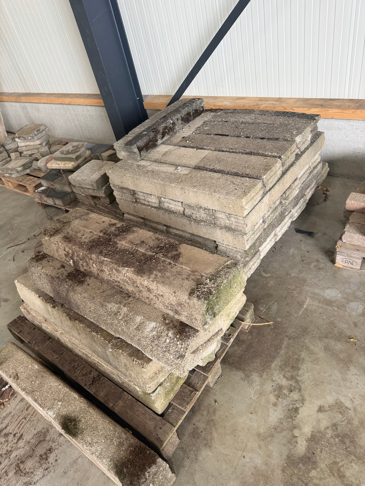Gebruikte betonnen klinkers en terrastegels, Gebruikt, Klinkers, Ophalen of Verzenden, 10 m² of meer