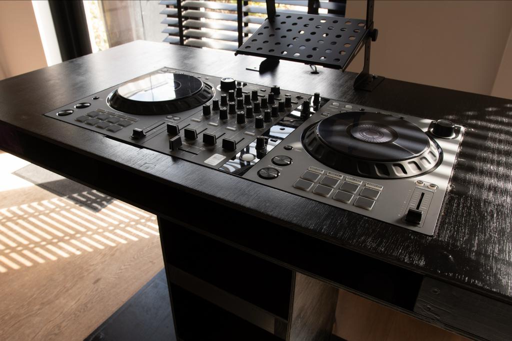 Pioneer DDJ-FLX6-GT met DJ tafel en laptop standaard, Ophalen, Zo goed als nieuw, Dj-set, Pioneer