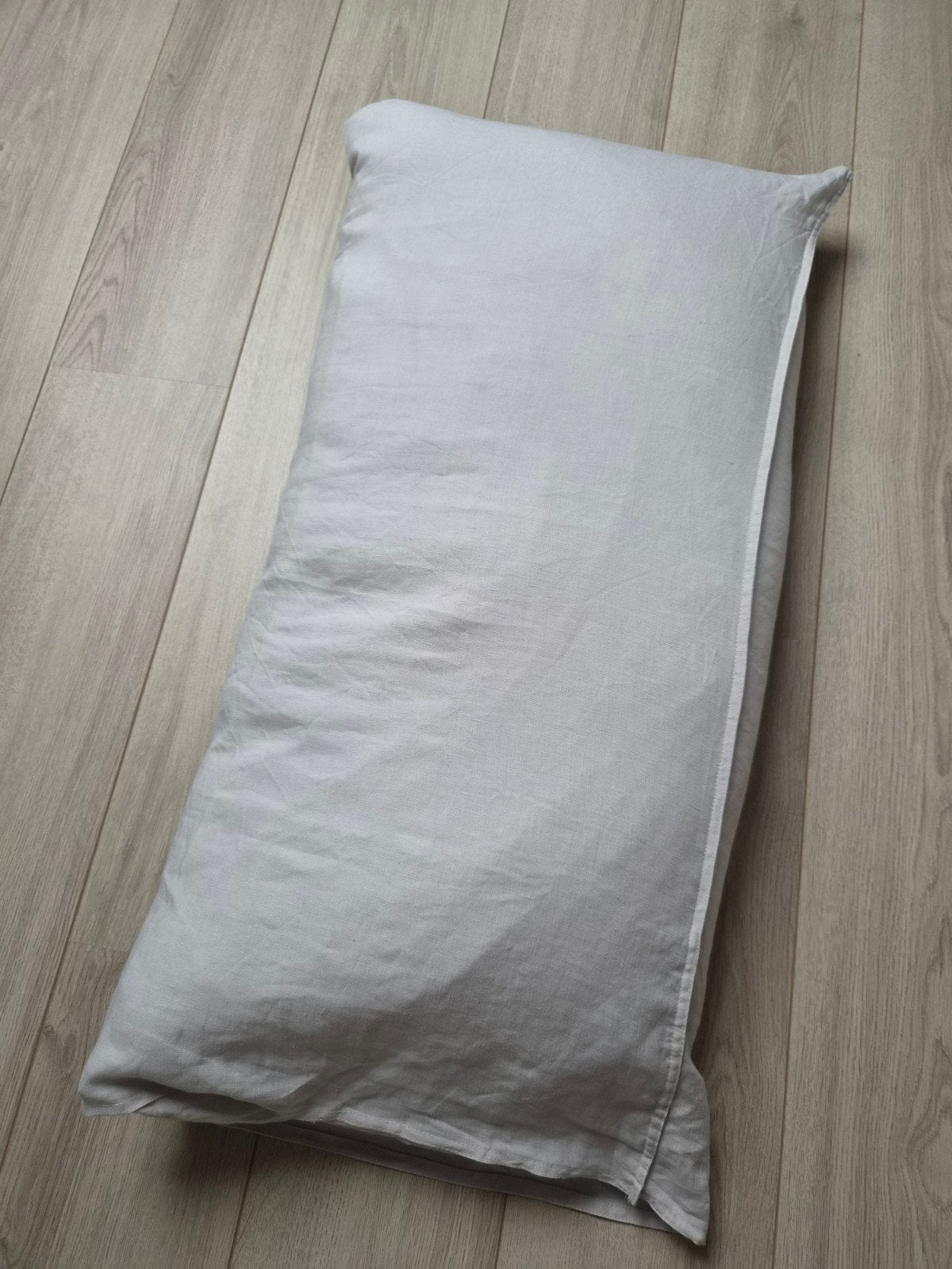 Comfortabel kussen H&M Home 50x90 cm met lichtgrijs sloop, Overige merken, Inclusief binnenkussen, Ophalen of Verzenden, Zo goed als nieuw
