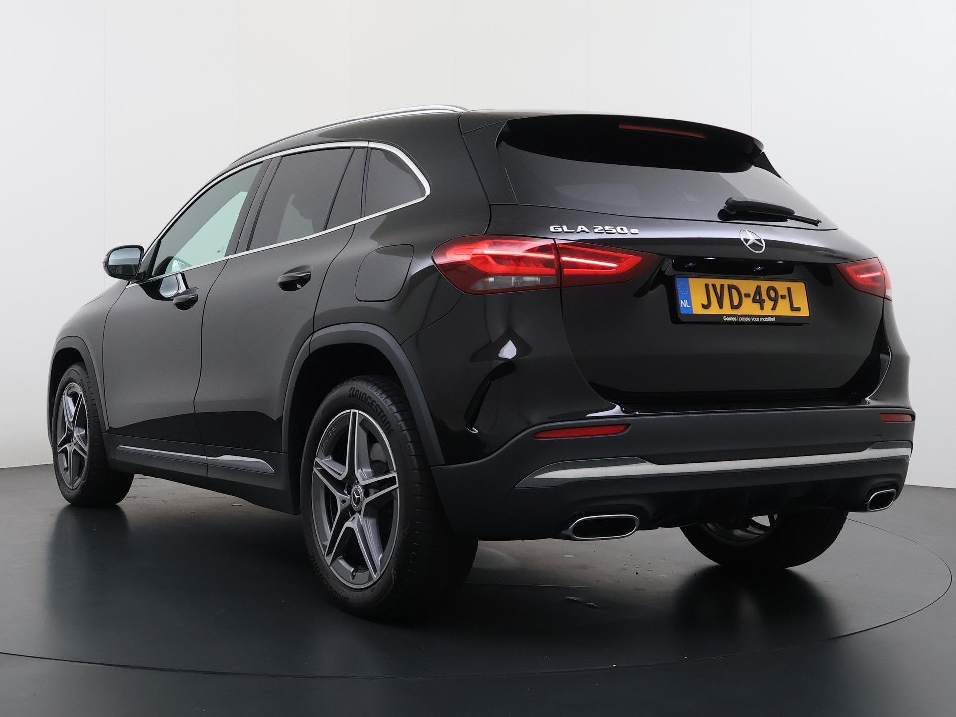 Mercedes-Benz GLA-klasse 250 e AMG | Panoramadak | Head-Up D, 4 cilinders, 16 kWh, Leder en Stof, Zwart