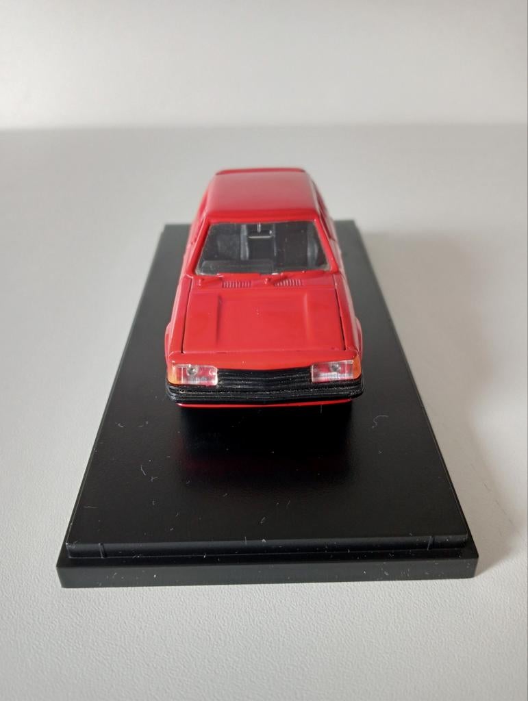 Rode modelauto Mazda 323HB op schaal - Klassieke auto, Hobby en Vrije tijd, Modelauto's | 1:43, Ophalen of Verzenden, Nieuw, Auto
