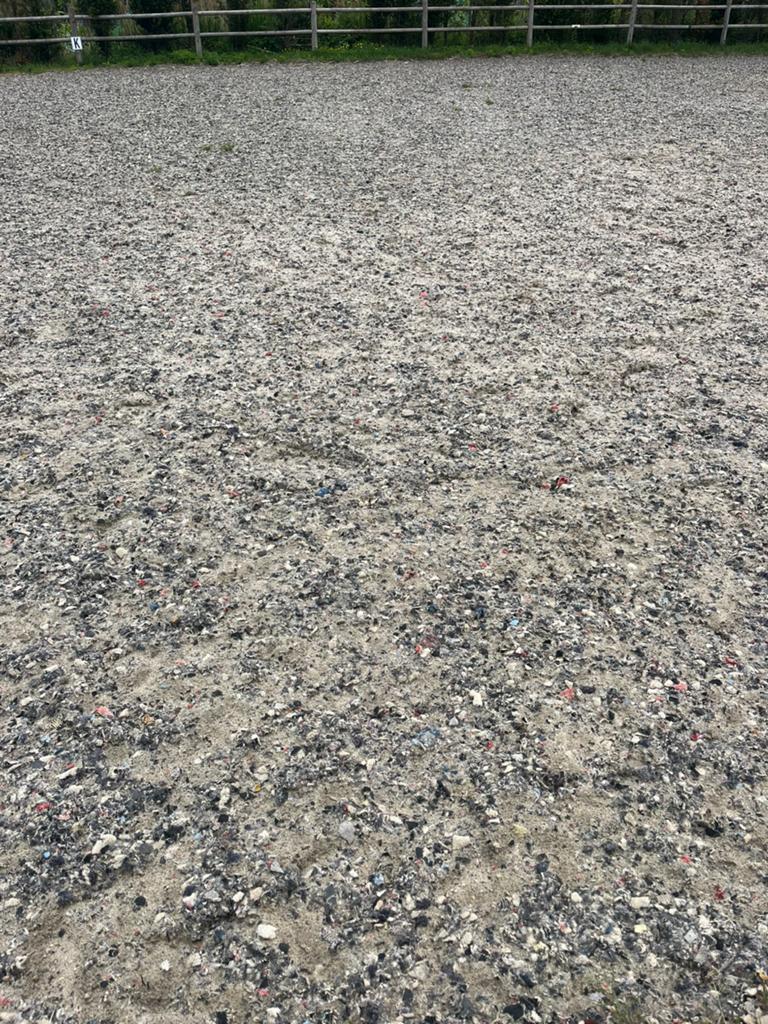 Zand met vlokken voor paardenbak