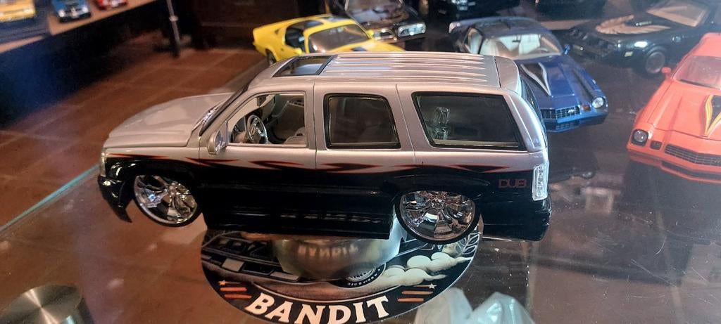 Caddy escalade dub city jada mint staat no box, Hobby en Vrije tijd, Modelauto's | 1:18, Ophalen of Verzenden, Zo goed als nieuw