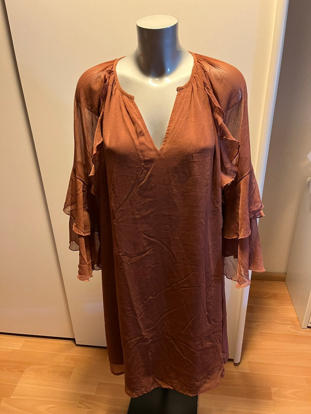 Nieuwe bruine MS Mode jurk maat 54 met een V-hals, Kleding | Dames, Ophalen of Verzenden, Nieuw, Bruin, Jurk