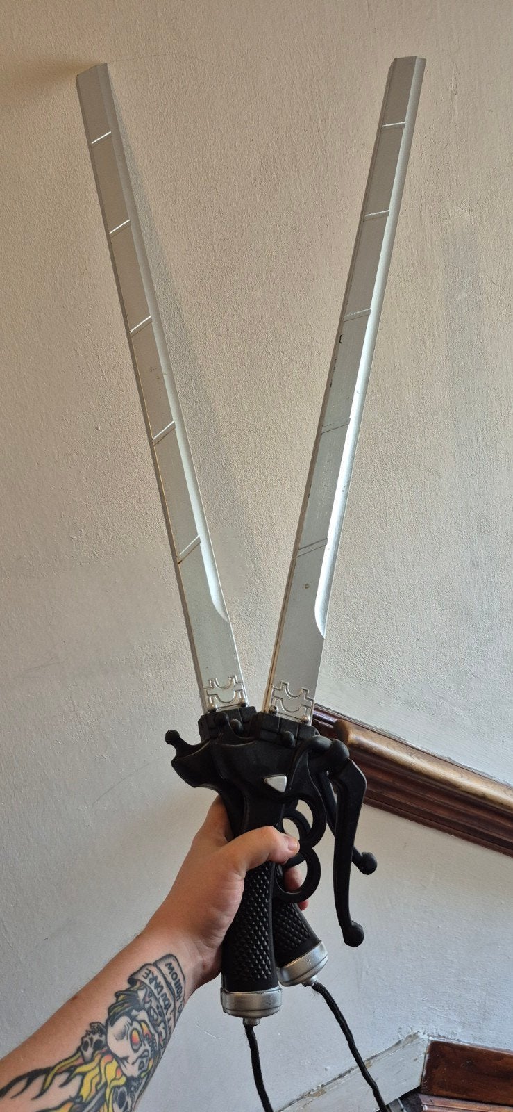 Attack on Titan Cosplay Zwaarden - Perfect voor Anime Fans, Ophalen, Gebruikt, Toneelattributen of Onderdelen