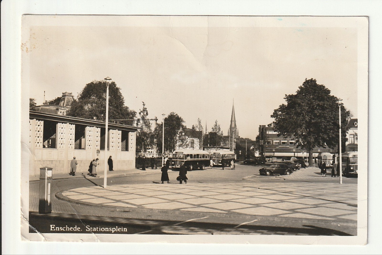 ENSCHEDE STATIONSPLEIN KERKTOREN OUDE AUTO'S TET DAF BUSSEN, Ophalen of Verzenden, 1940 tot 1960, Gelopen, Overijssel