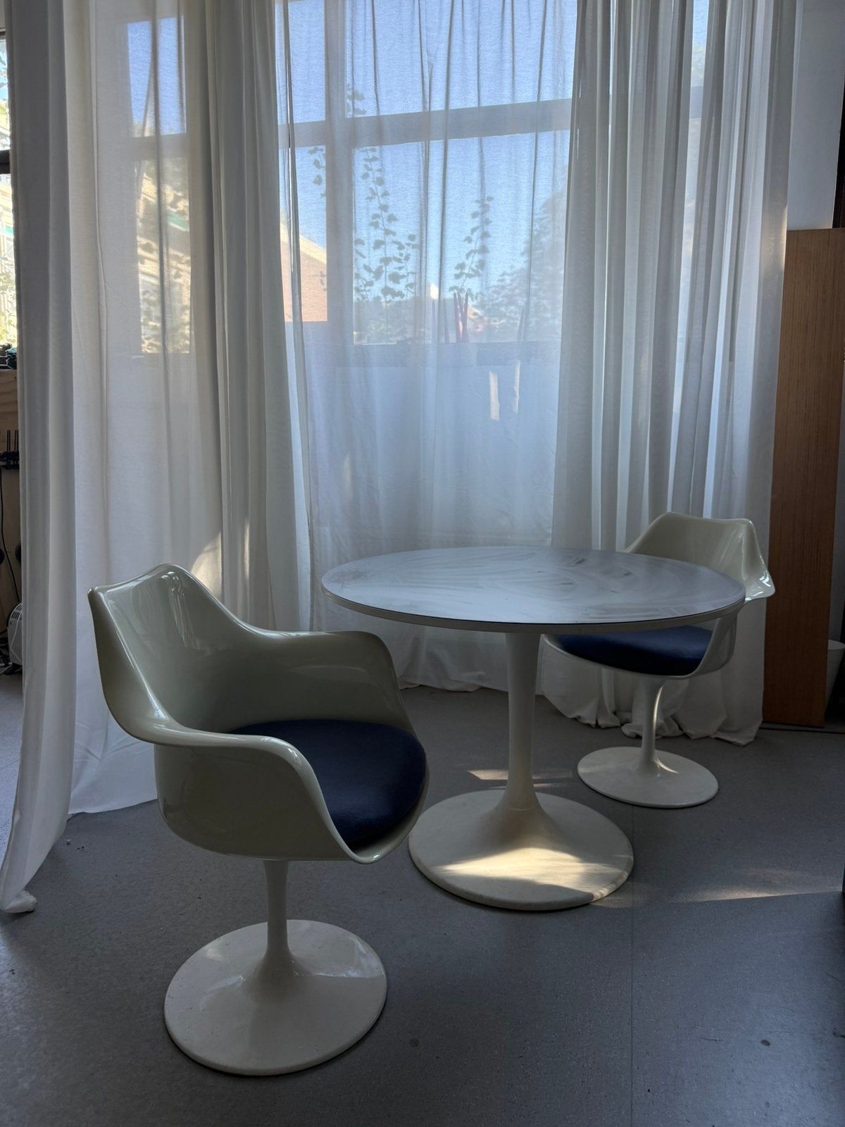 2 saarinen chairs, Huis en Inrichting, Ophalen, Gebruikt, Twee, Wit