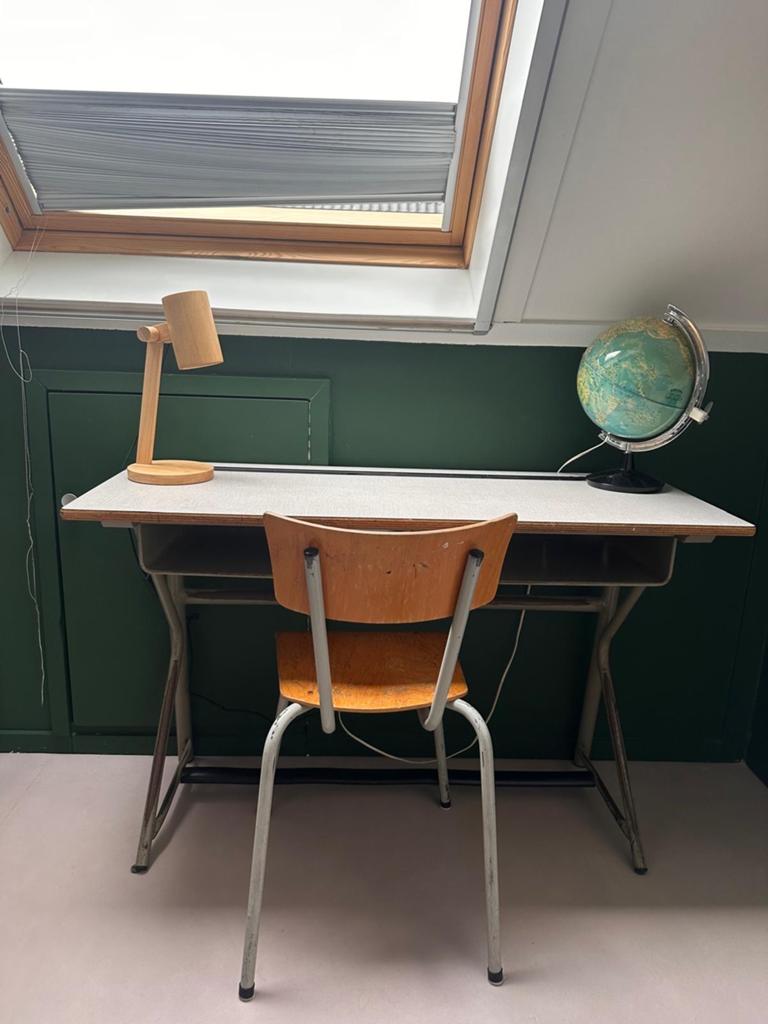 Vintage schoolbureau, Huis en Inrichting, Bureaus, Ophalen, Gebruikt, Hout, Schoolbureau