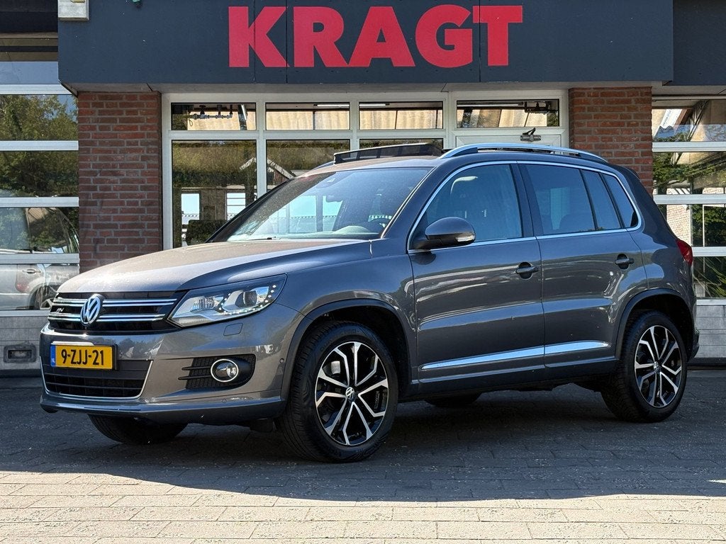 Volkswagen Tiguan R-Line Edition 1.4 TSI 160 pk - Trekhaak -, Voorwielaandrijving, Euro 5, Zwart, 4 cilinders