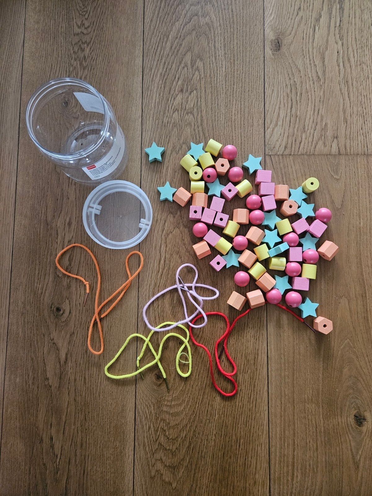 Hema houten rijgkralen set met touwtjes en opbergdoos, Ophalen of Verzenden, Gebruikt, Knutselen