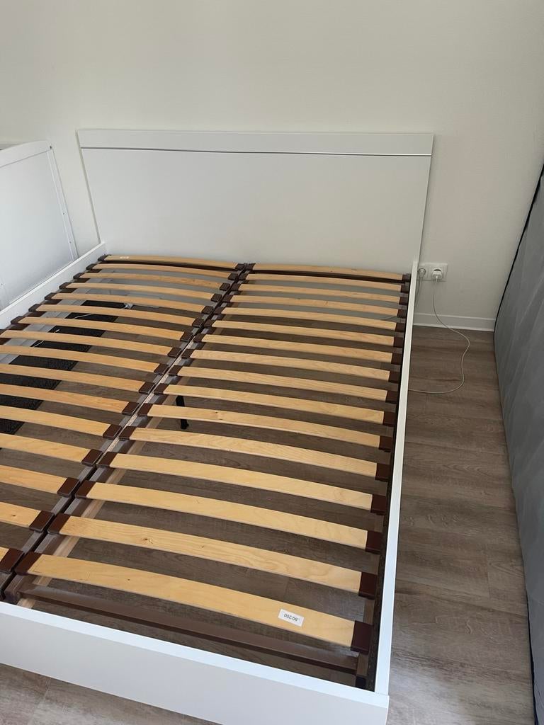 Wit tweepersoonsbed met lattenbodems, Huis en Inrichting, Slaapkamer | Bedden, Ophalen, Wit, Tweepersoons, Zo goed als nieuw