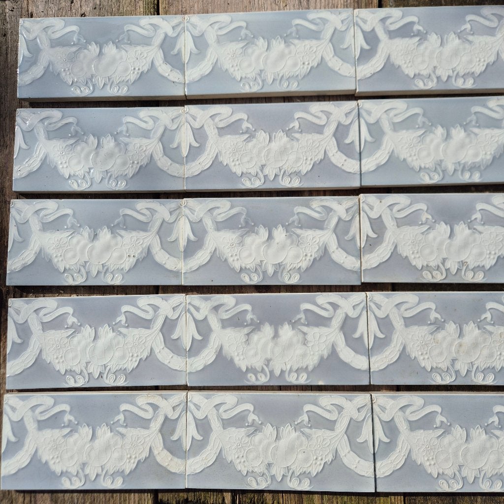 57 jugendstil randtegels grijs met wit opgelegd decor, Ophalen