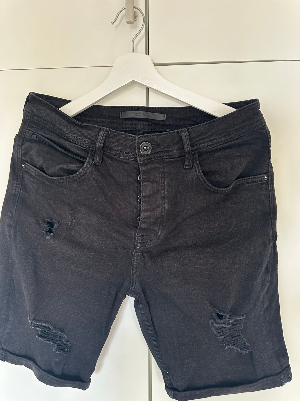 Zwarte denim shorts met scheuren - Ashes to Dust, Ophalen of Verzenden, Gedragen, Zwart, W32 (confectie 46) of kleiner