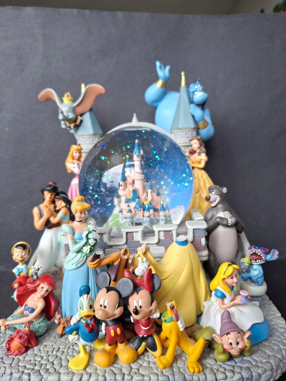 Disney Sneeuwbol Disneyland Paris Mickey Dombo Alladin, Verzamelen, Ophalen of Verzenden, Overige figuren, Gebruikt, Beeldje of Figuurtje