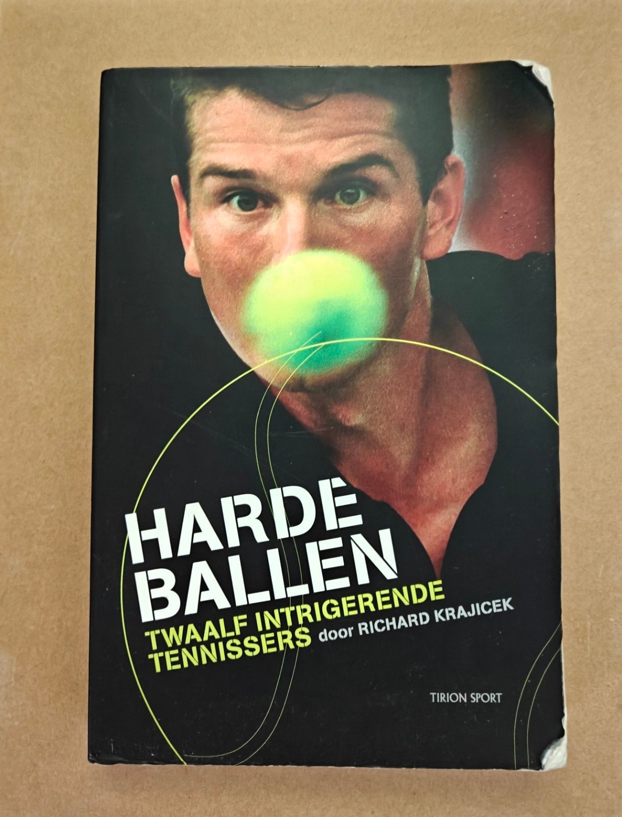 Boek Harde Ballen van Richard Krajicek - Tennisverhalen, Ophalen of Verzenden, Gelezen, Balsport