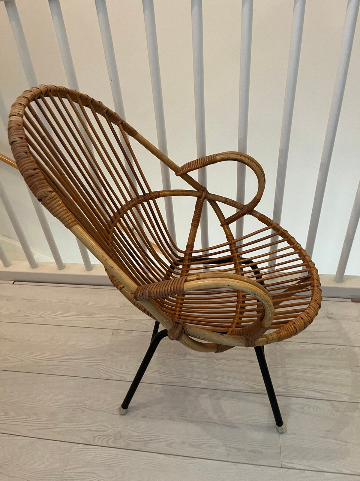 Vintage retro kuipstoel spijlen met armleuningen, Huis en Inrichting, Fauteuils, Ophalen, Zo goed als nieuw, Minder dan 50 cm