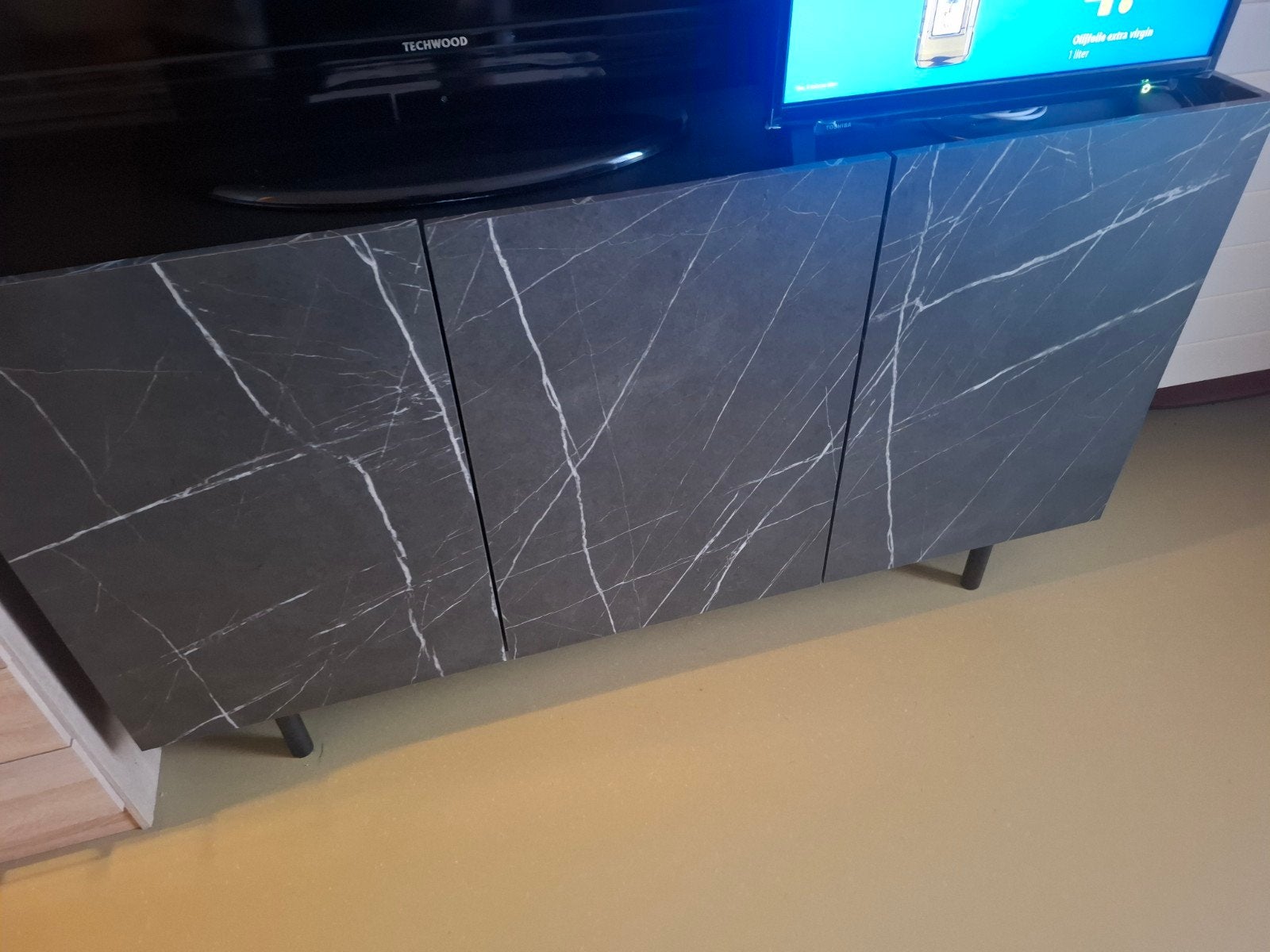 Zwart marmerlook tv-meubel met 3 deuren, Ophalen, 100 tot 150 cm, Minder dan 100 cm, 25 tot 50 cm