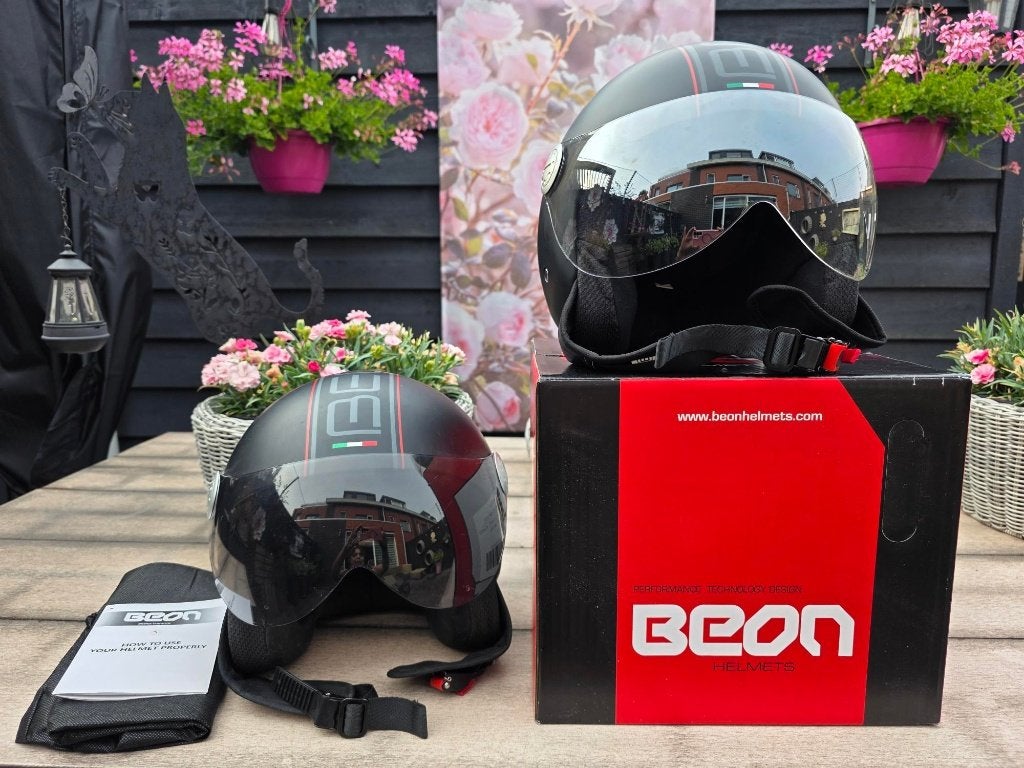 Beon helmen matzwart maat S en M, Fietsen en Brommers, Brommerhelmen, Ophalen, Zo goed als nieuw, BEON