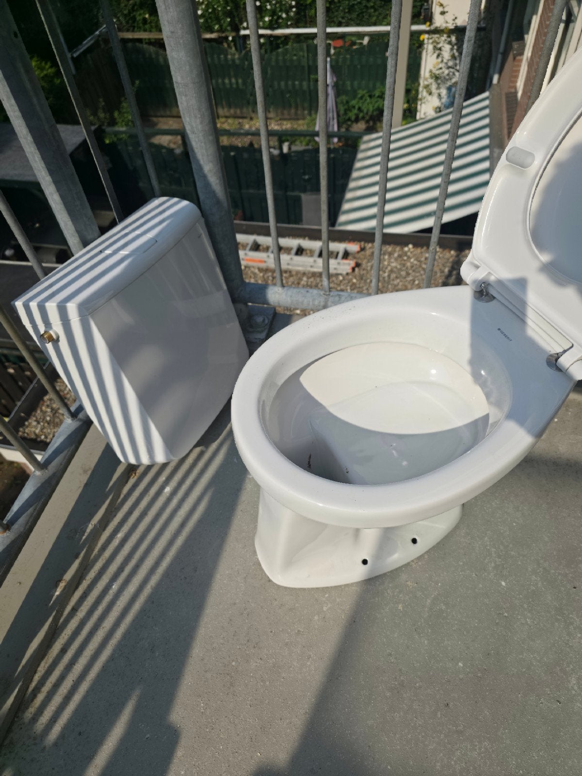 toilet met stortbak, Ophalen, Gebruikt, Toilet