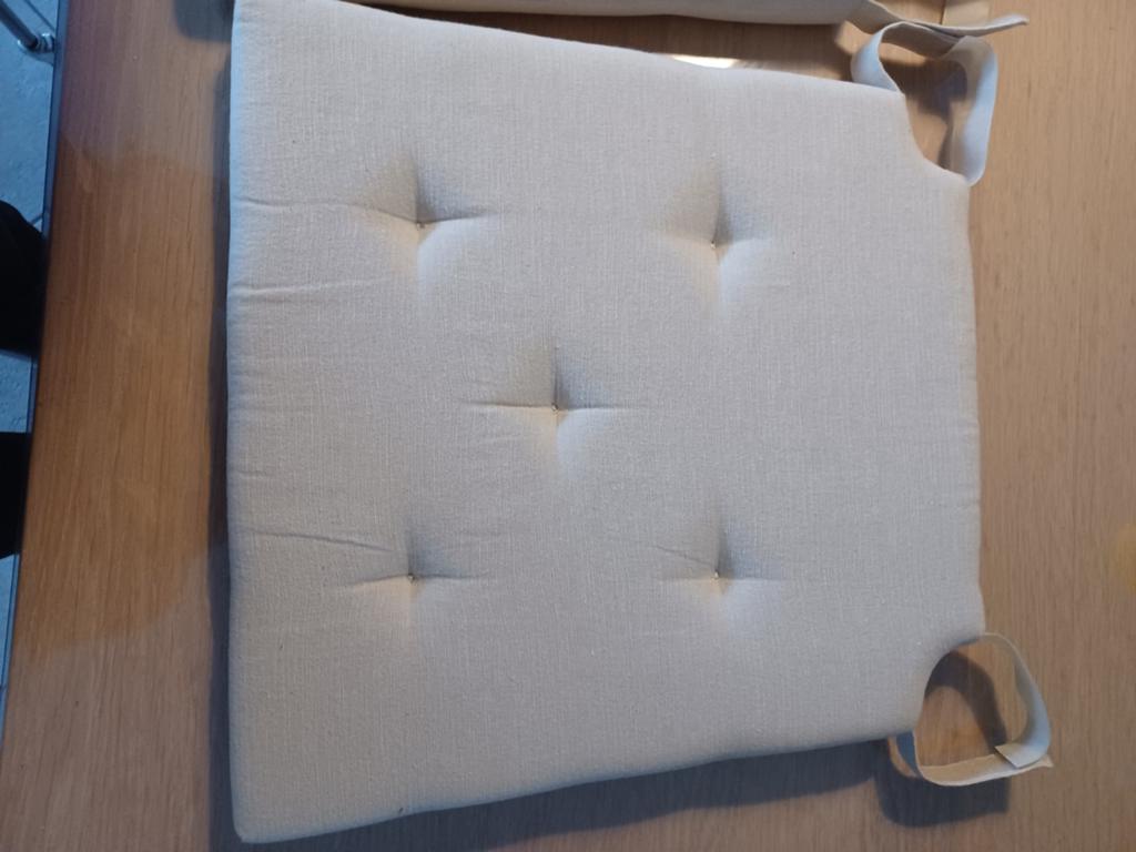Stoelkussens beige 4 st., Huis en Inrichting, Woonaccessoires | Kussens, Ophalen of Verzenden, Zo goed als nieuw, Beige, Vierkant