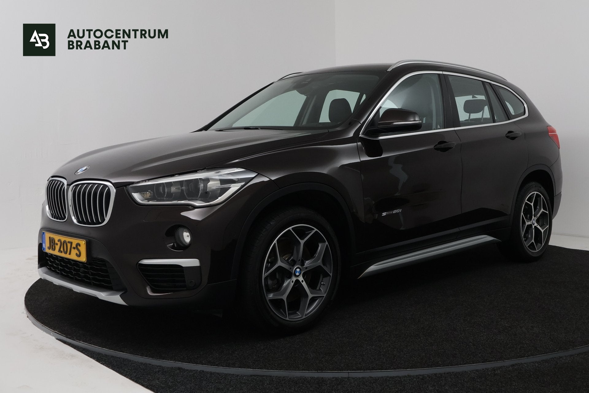 BMW X1 sDrive20i (CAMERA, STOELVERWARMING, TREKHAAK), Auto's, 1998 cc, Bruin, Leder en Stof, Origineel Nederlands