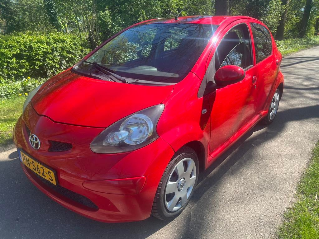 Toyota Aygo 1.0 12V Vvt-i 5DRS 2006 Rood, Voorwielaandrijving, Stof, Zwart, 4 stoelen