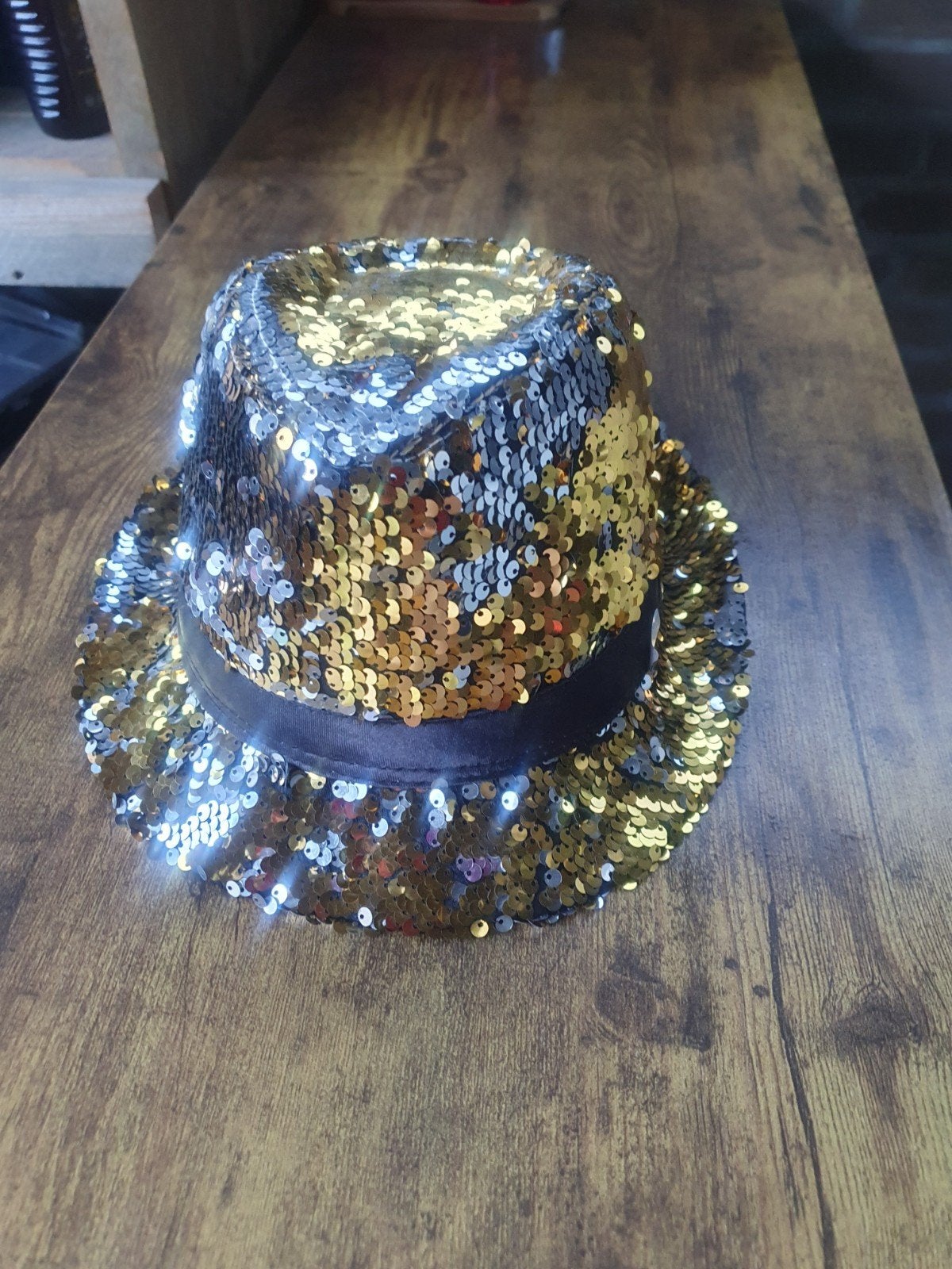 Nieuwe hoed met gouden en zilveren pailletten, Kleding | Dames, Hoeden en Petten, Ophalen of Verzenden, Nieuw, One size fits all