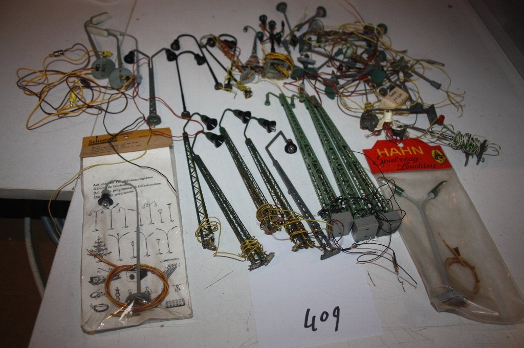 409: partij diverse soorten HO lichtmasten, Hobby en Vrije tijd, Overige merken, Transformator of Voeding, Gebruikt, Gelijkstroom of Wisselstroom