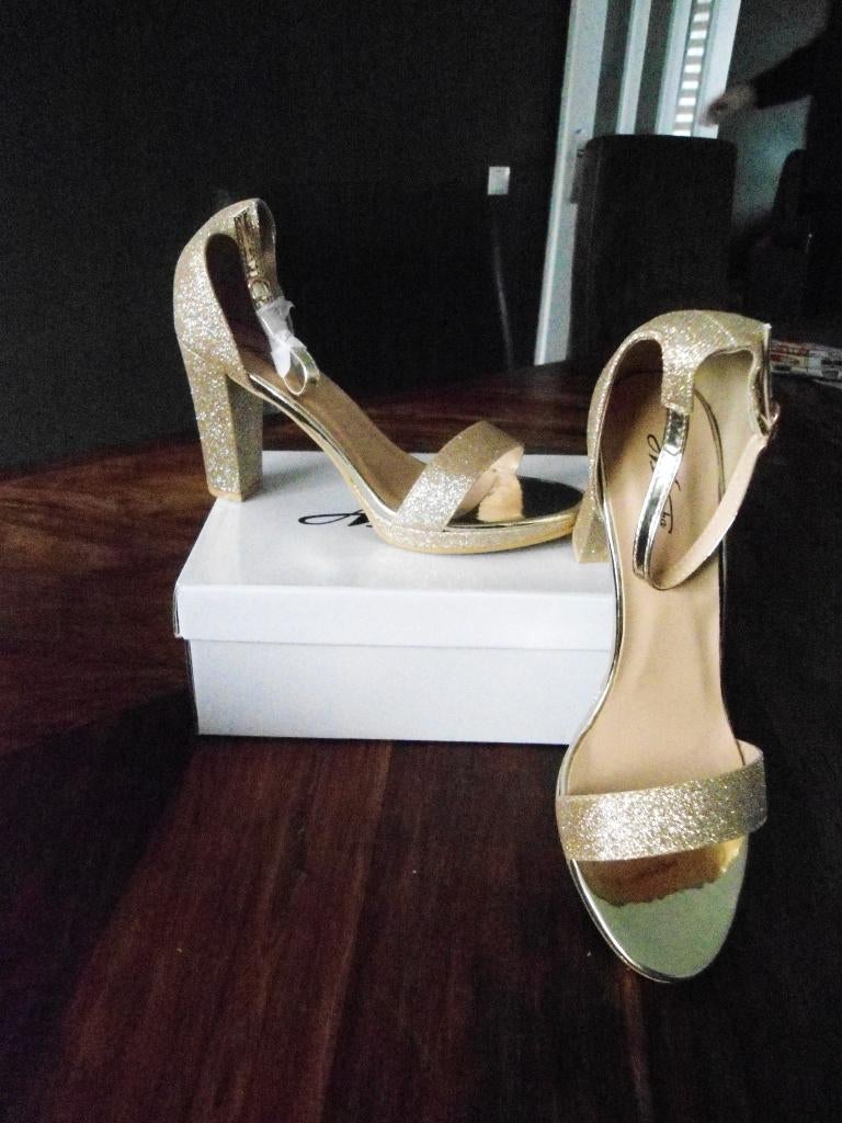 Open gouden pump met blokhak en enkelbandje  maat 41, Kleding | Dames, Schoenen, Ophalen, Pumps, Overige kleuren, Nieuw