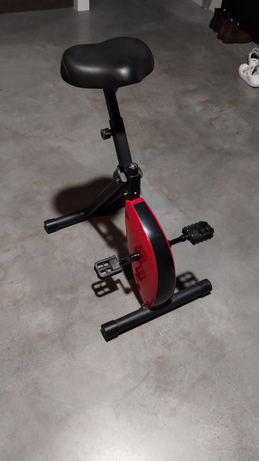 Compacte Hometrainer / Kantoorfiets - Zwart/Rood, Ophalen, Zo goed als nieuw, Benen, Hometrainer