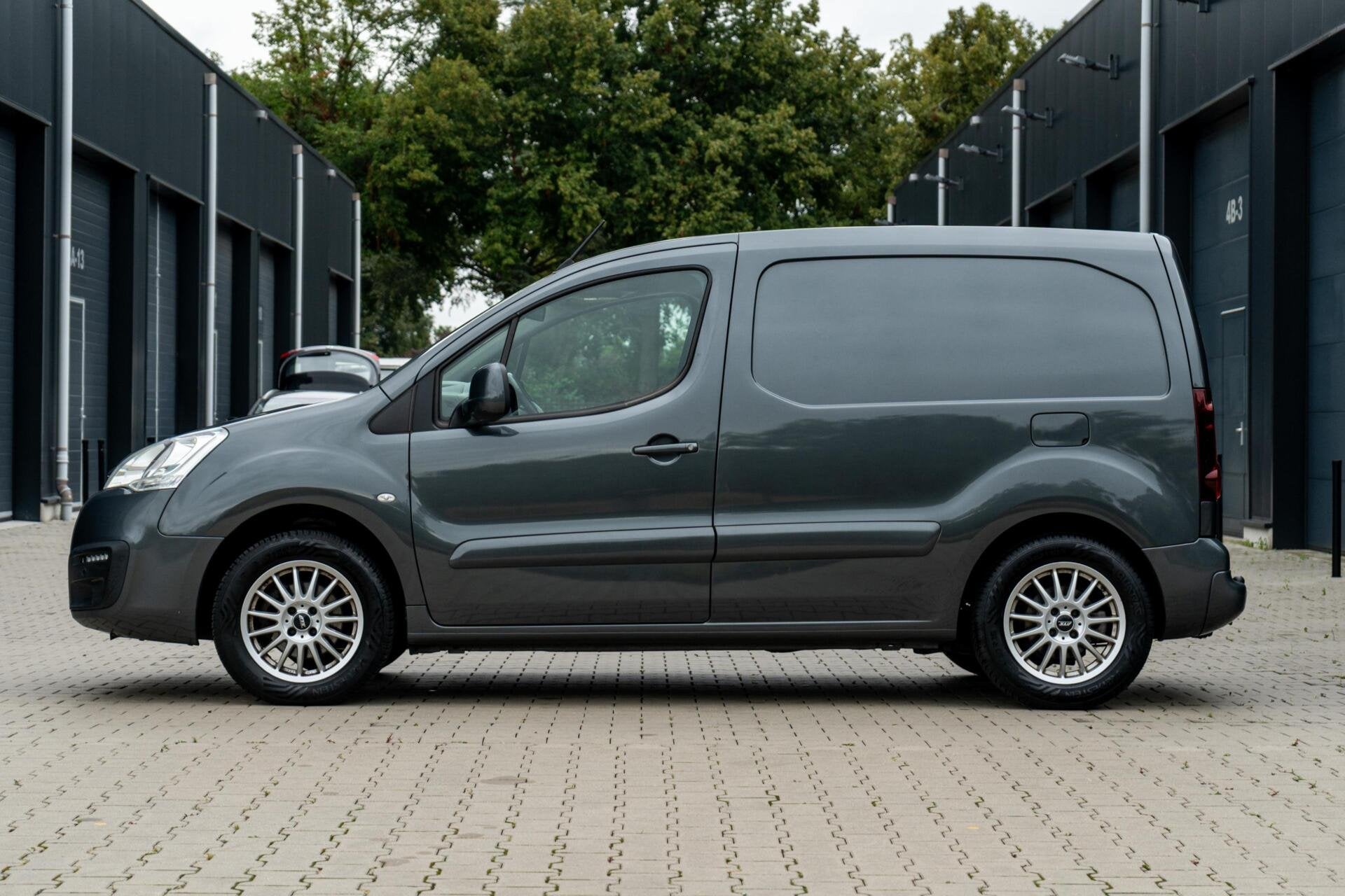 Peugeot Partner 1.6 BlueHDi *Navi* Cruise* Carplay* MARGE*, Auto's, Voorwielaandrijving, Automatische klimaatregeling, Stof, 4 cilinders