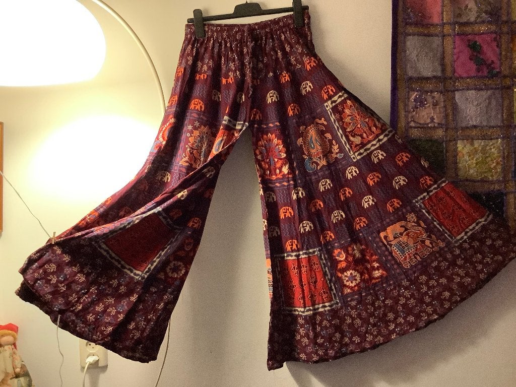 Broek met zeer wijde pijpen. 1 maat. € 25,00, Maat 38/40 (M), Overige kleuren, Nieuw, Ophalen of Verzenden
