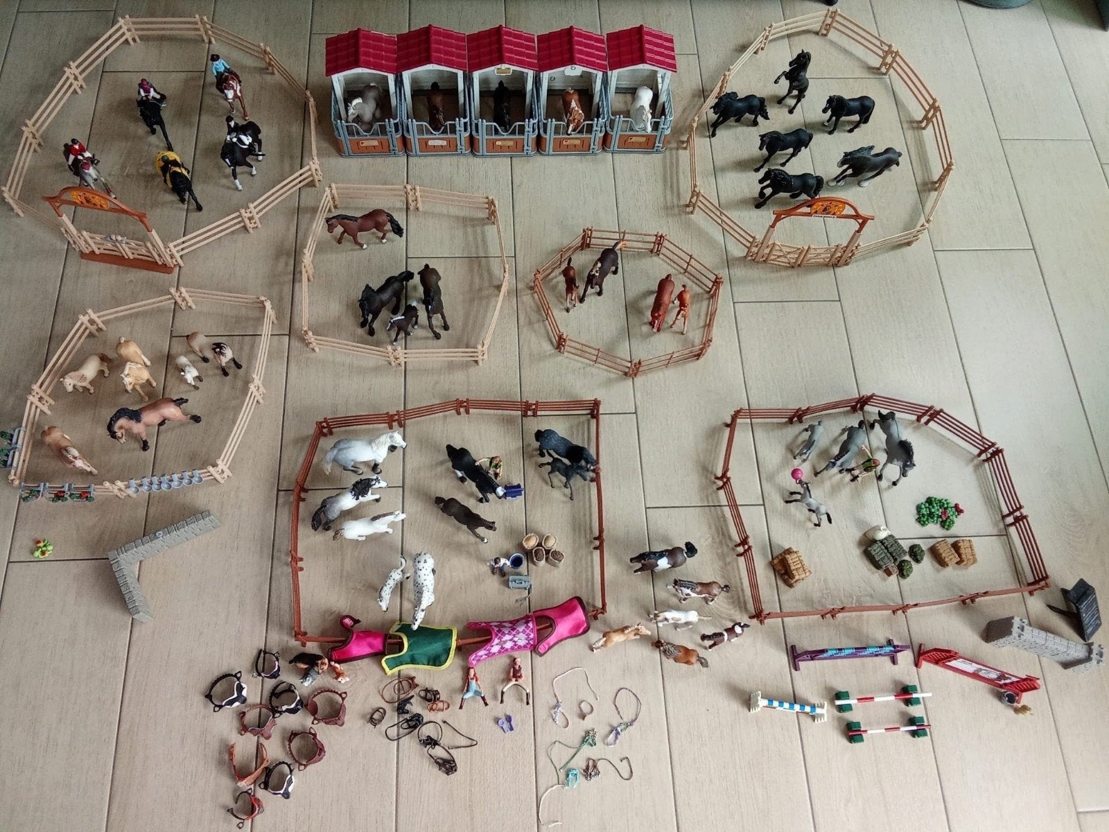 Schleich paarden set met stal, hekken en accessoires, Ophalen of Verzenden, Zo goed als nieuw, Jongen of Meisje