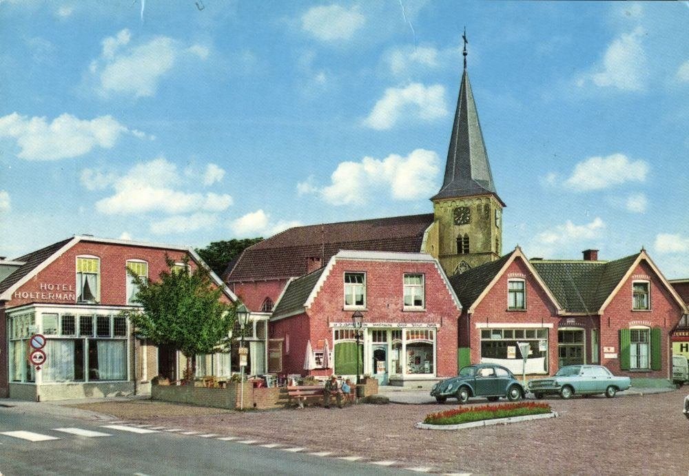 HOLTEN, Smitsstraat met N.H. Kerk, V.W. Kever (1969), Ophalen of Verzenden, 1960 tot 1980, Gelopen, Overijssel