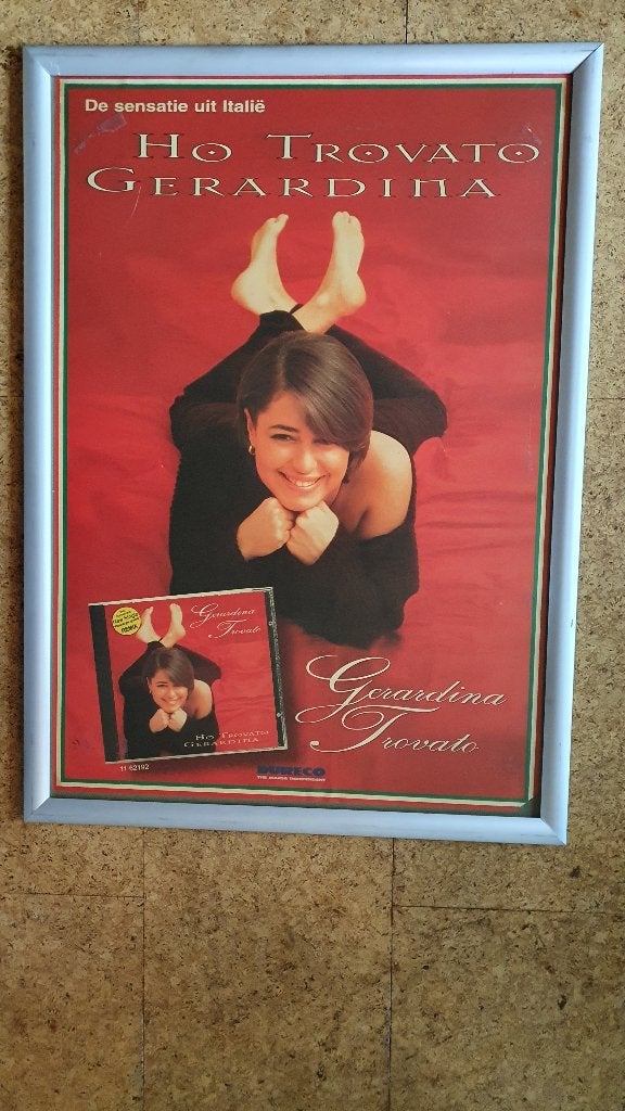Mega poster Gerardina Trovato (Italië) afm.83 x 58 cm, Verzamelen, Rechthoekig Staand, Deurposter of groter, Ophalen of Verzenden