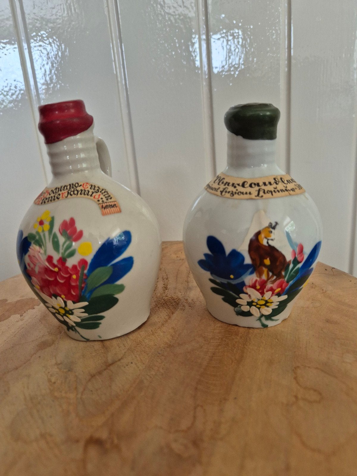 2 kruikjes (leeg)met (geschilderde) afbeeldingen, Ophalen of Verzenden