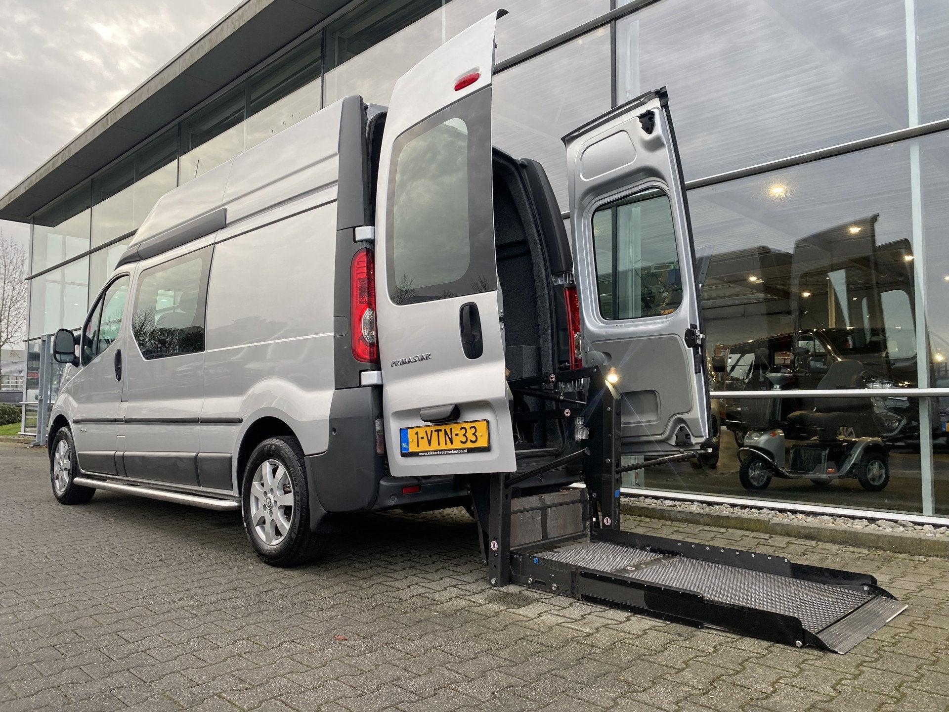 Nissan Primastar 3+1 Rolstoelbus Side-to-Side 2.0 dCi L2H2 A, Euro 5, Stof, Gebruikt, 4 cilinders