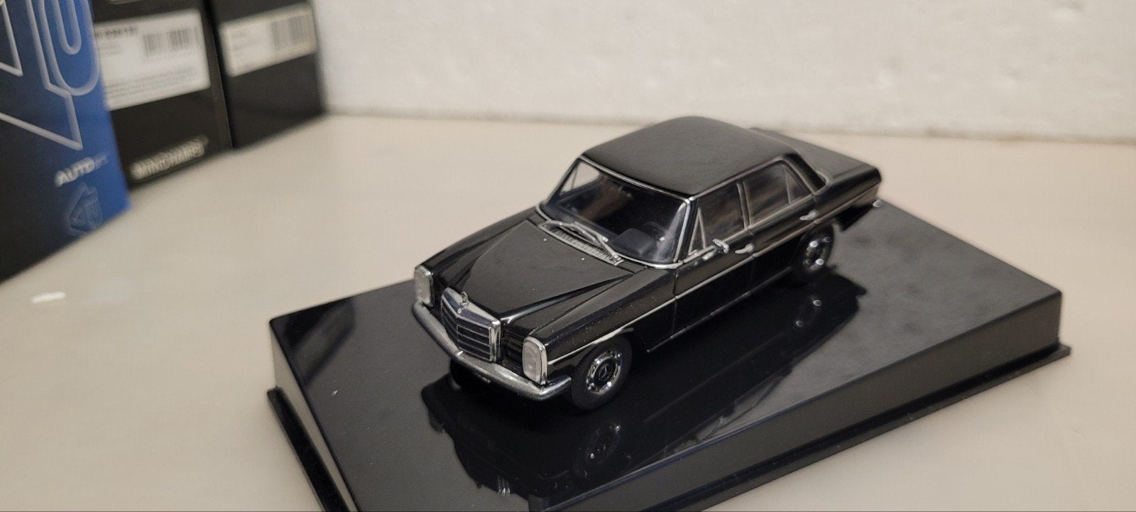 autoart Mercedes /8  220D, Ophalen of Verzenden, Zo goed als nieuw, Auto, Overige merken